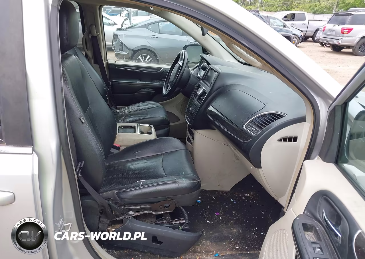 2011 Chrysler Town & Country Touring-L VIN:2A4RR8DG8BR702329 - 5
