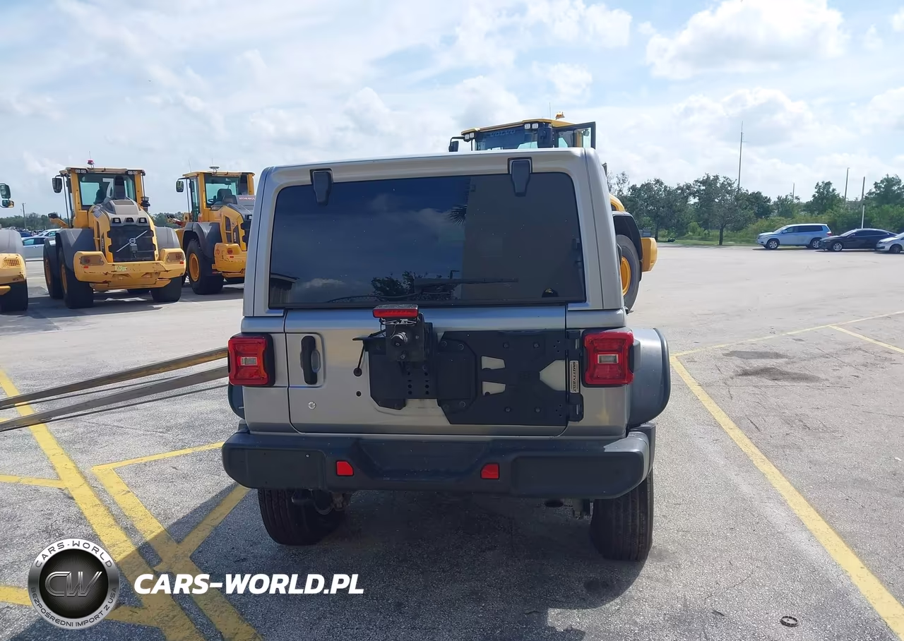 2018 Jeep Wrangler Unlimited Sahara 4X4 VIN:1C4HJXEG3JW215935 - 16