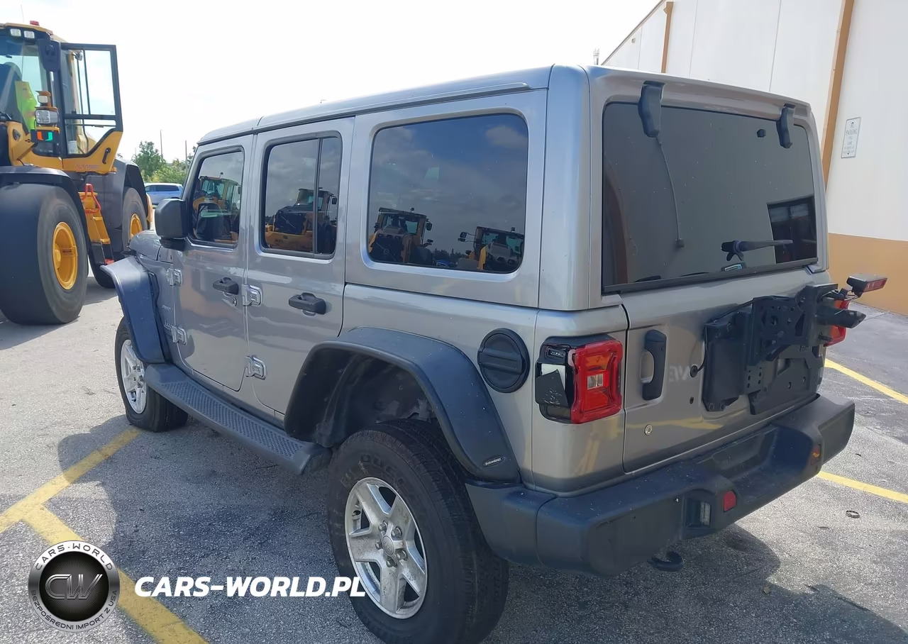 2018 Jeep Wrangler Unlimited Sahara 4X4 VIN:1C4HJXEG3JW215935 - 3