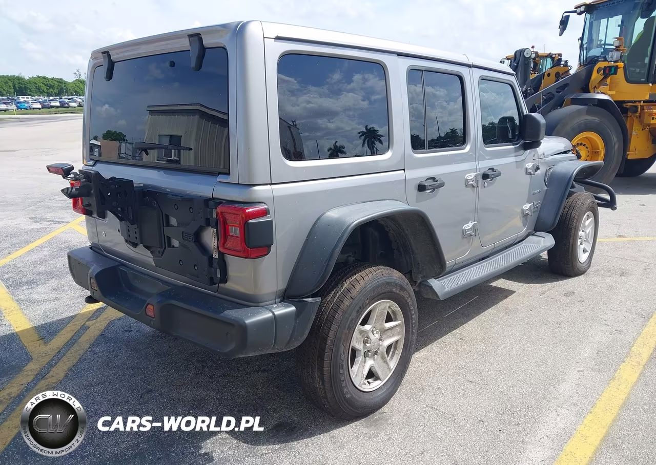 2018 Jeep Wrangler Unlimited Sahara 4X4 VIN:1C4HJXEG3JW215935 - 4