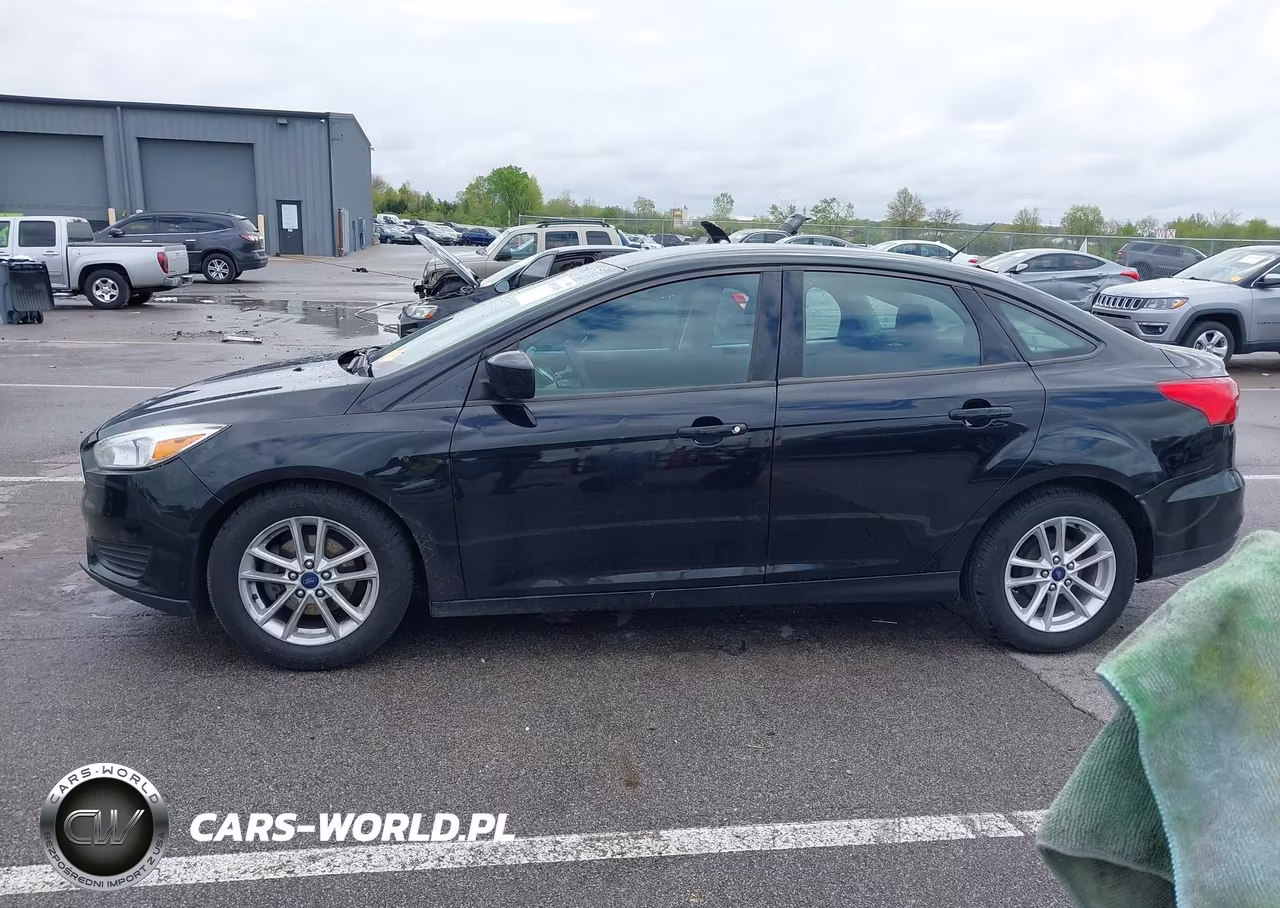 2018 Ford Focus Se VIN:1FADP3F29JL229015 - 14