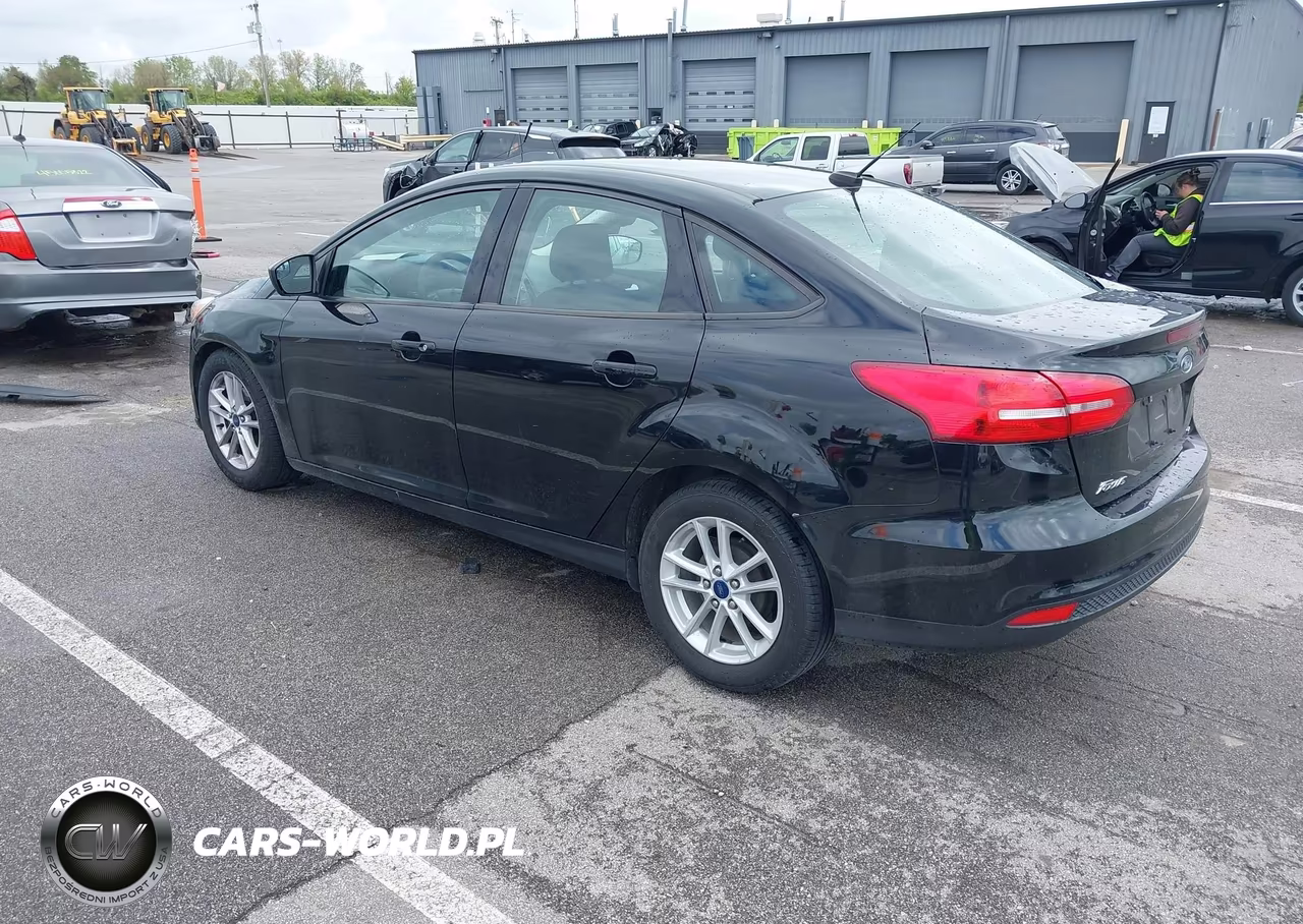 2018 Ford Focus Se VIN:1FADP3F29JL229015 - 3