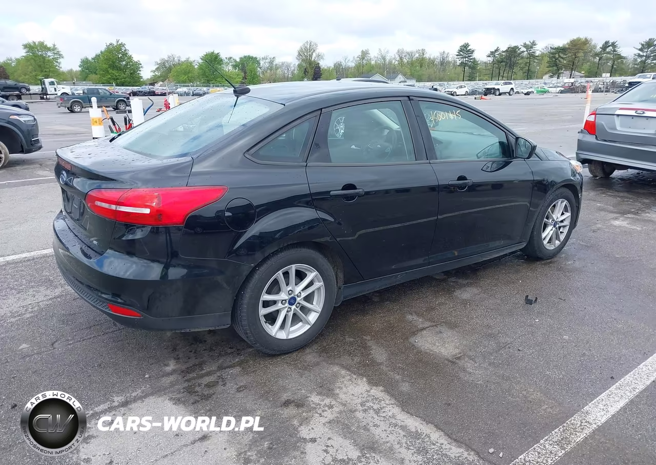 2018 Ford Focus Se VIN:1FADP3F29JL229015 - 4
