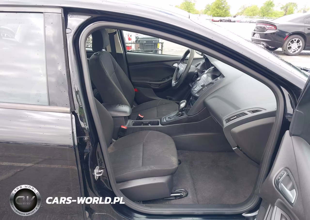 2018 Ford Focus Se VIN:1FADP3F29JL229015 - 5