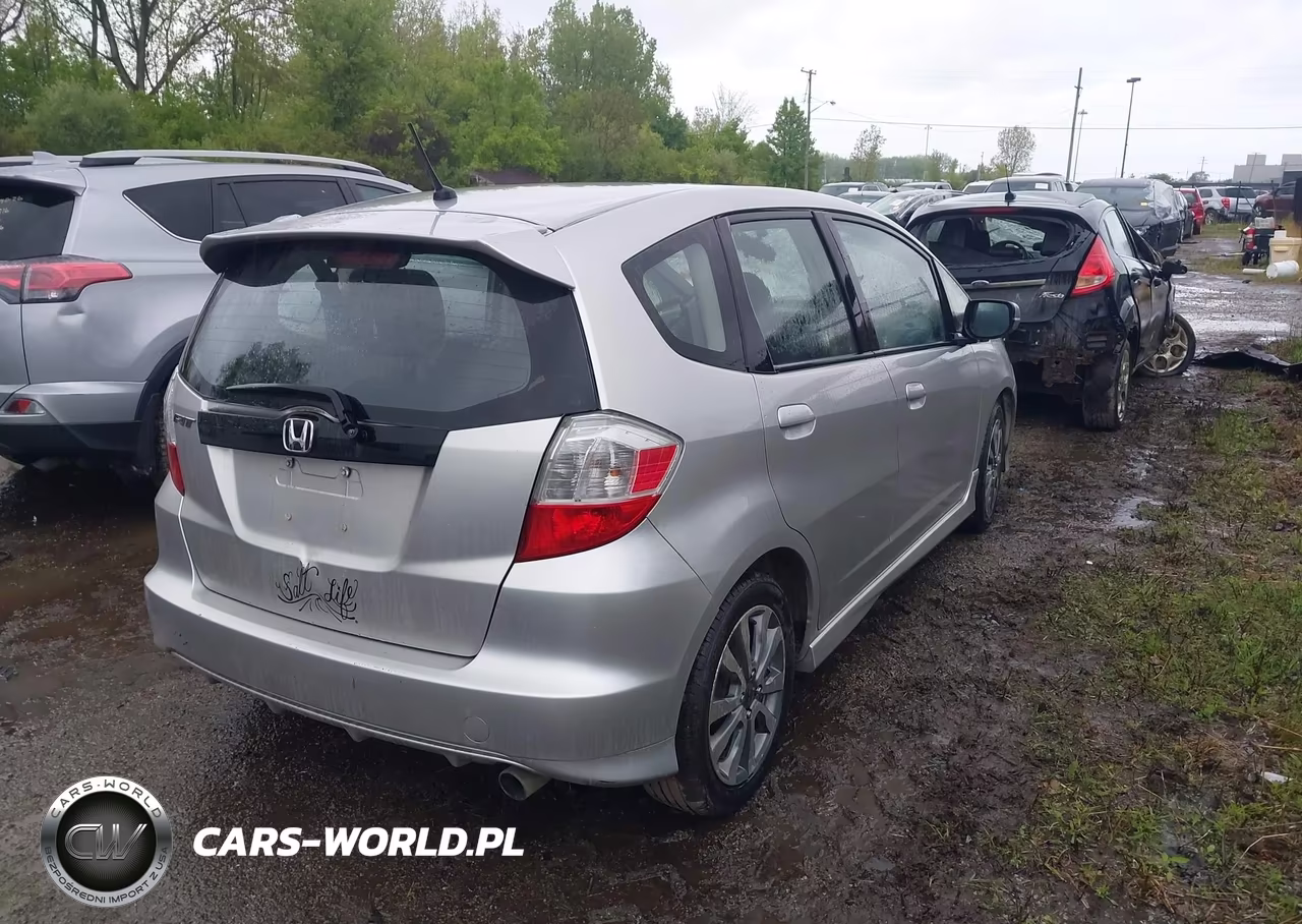 2013 Honda Fit Sport VIN:JHMGE8H51DC015477 - 4
