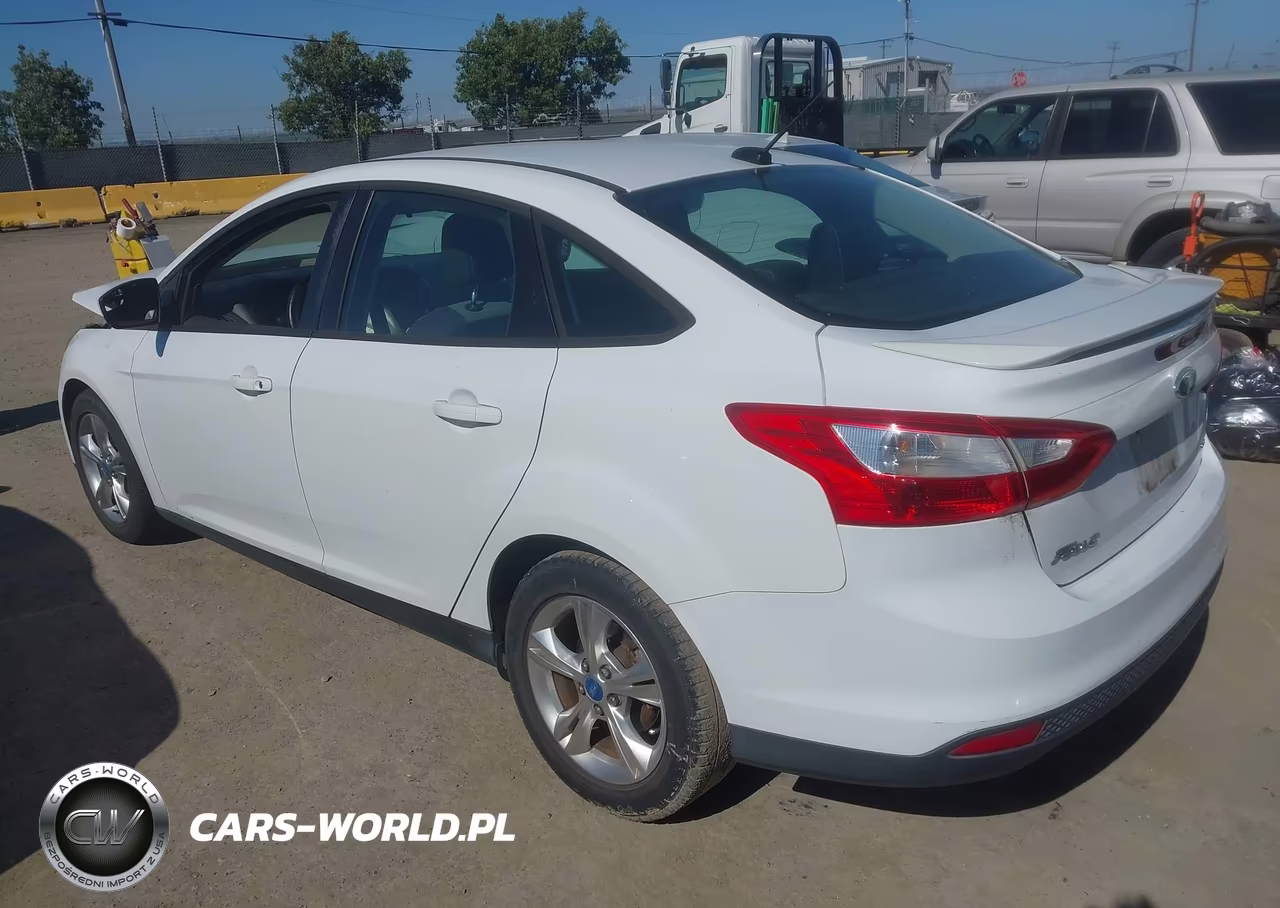 2012 Ford Focus Se VIN:1FAHP3F22CL228082 - 3
