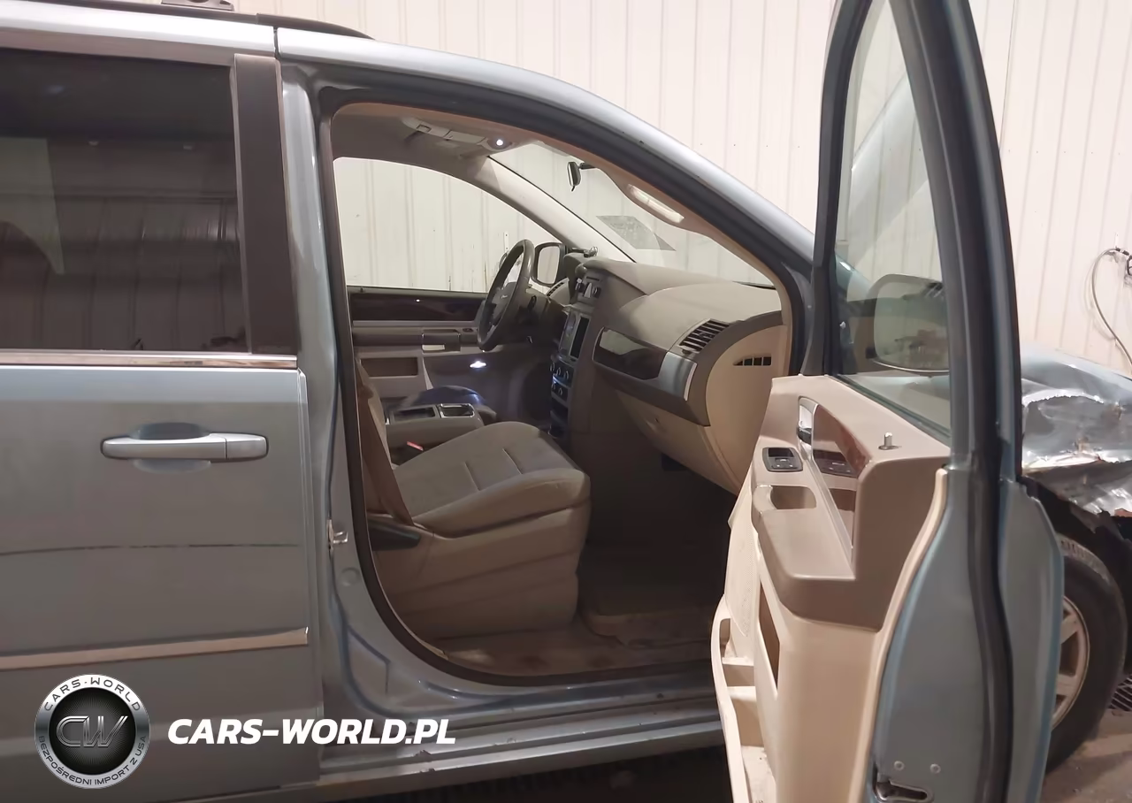 2010 Chrysler Town & Country Touring VIN:2A4RR5D18AR136374 - 5