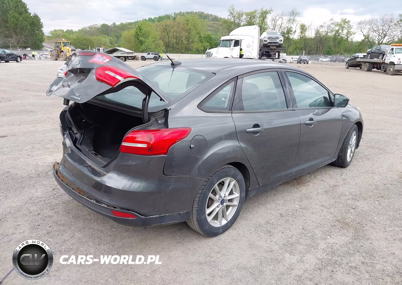 2016 Ford Focus Se VIN:1FADP3F21GL288388 - 4
