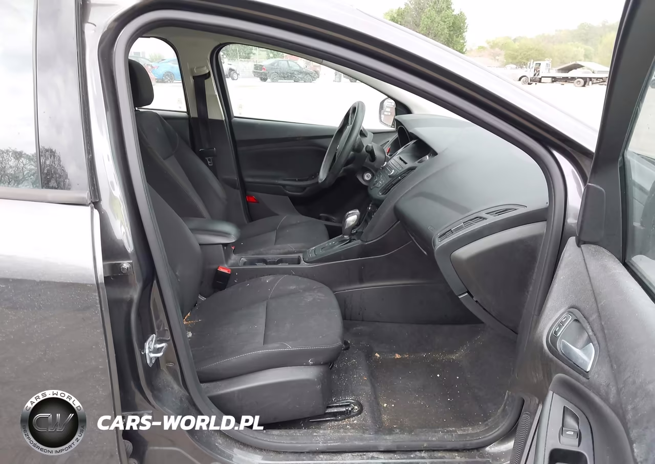 2016 Ford Focus Se VIN:1FADP3F21GL288388 - 5