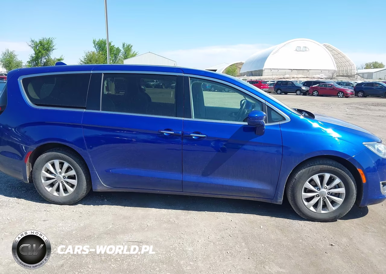 2019 Chrysler Pacifica Touring Plus VIN:2C4RC1FG1KR613987 - 13