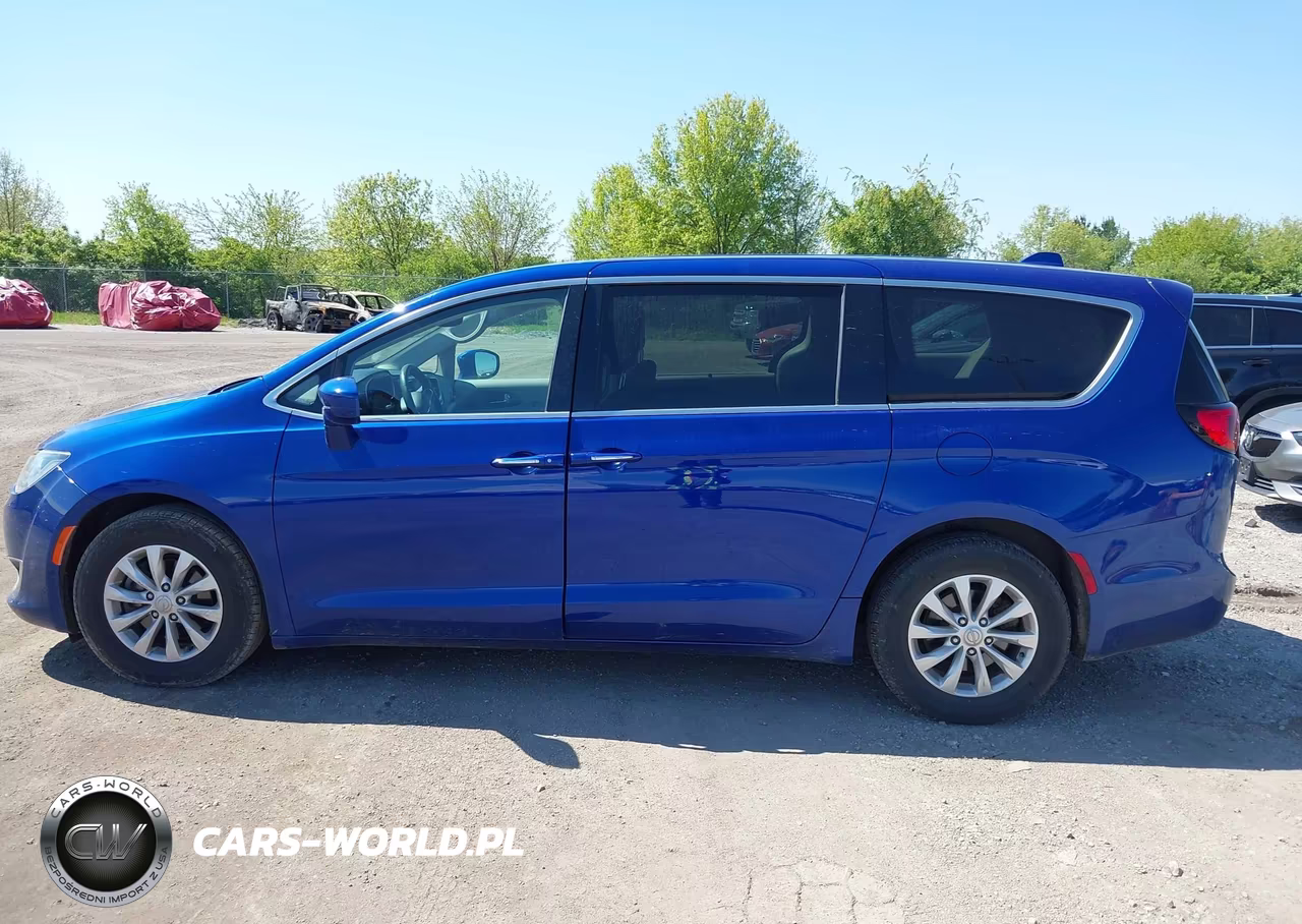 2019 Chrysler Pacifica Touring Plus VIN:2C4RC1FG1KR613987 - 14