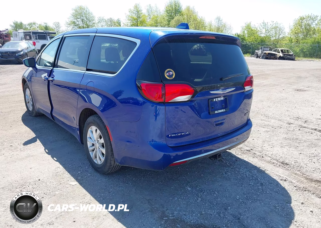 2019 Chrysler Pacifica Touring Plus VIN:2C4RC1FG1KR613987 - 3
