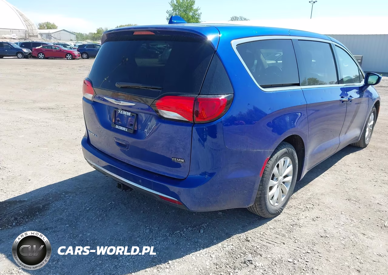 2019 Chrysler Pacifica Touring Plus VIN:2C4RC1FG1KR613987 - 4