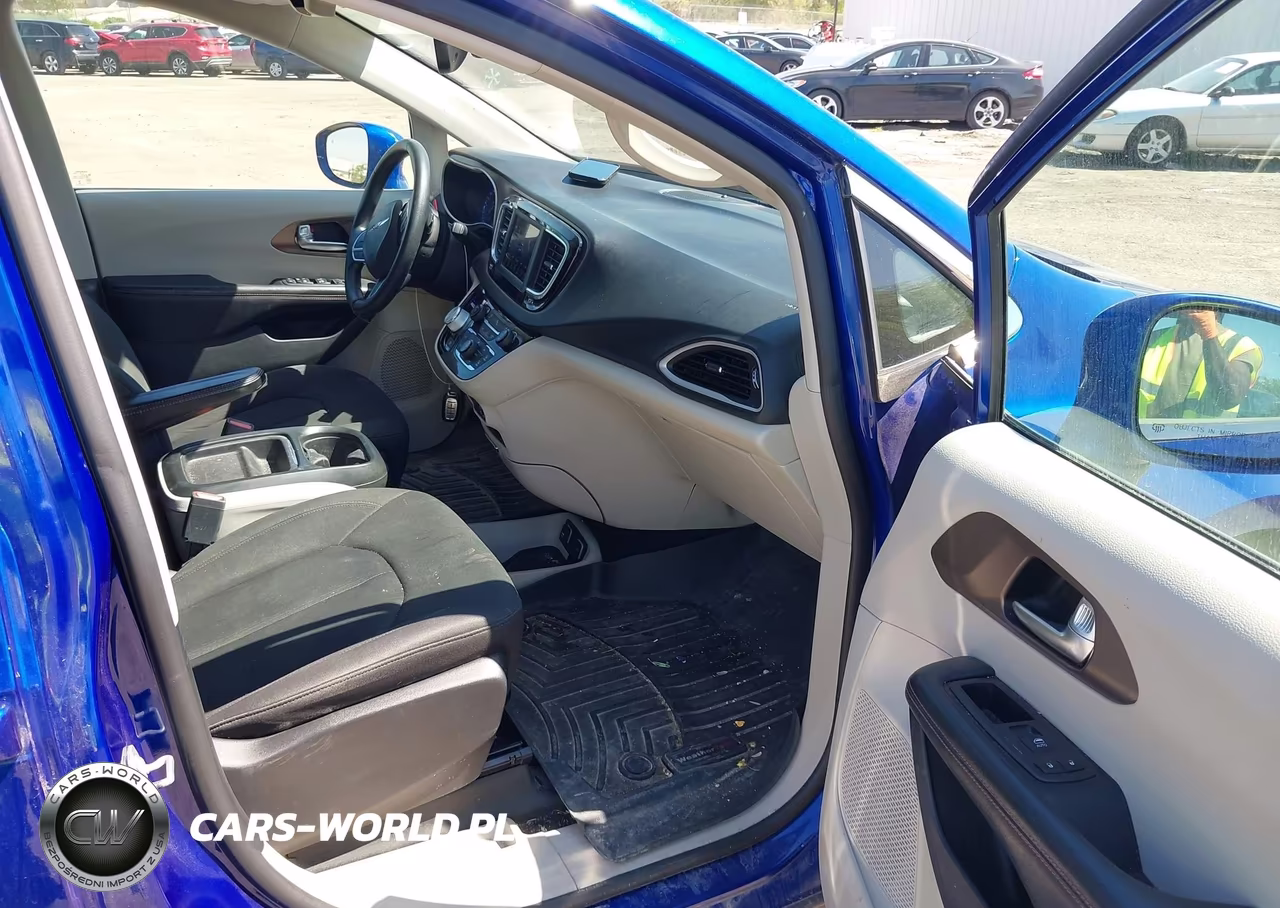 2019 Chrysler Pacifica Touring Plus VIN:2C4RC1FG1KR613987 - 5