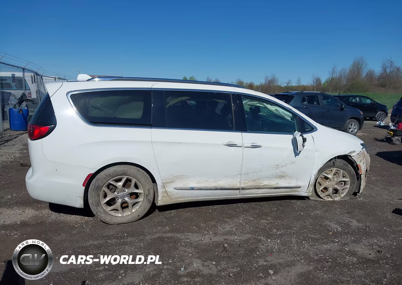 2019 Chrysler Pacifica Limited VIN:2C4RC1GG1KR731553 - 13
