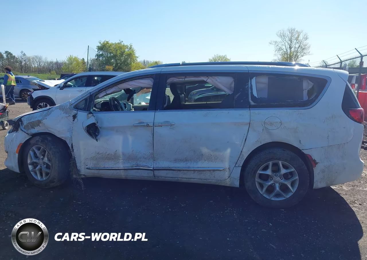 2019 Chrysler Pacifica Limited VIN:2C4RC1GG1KR731553 - 14