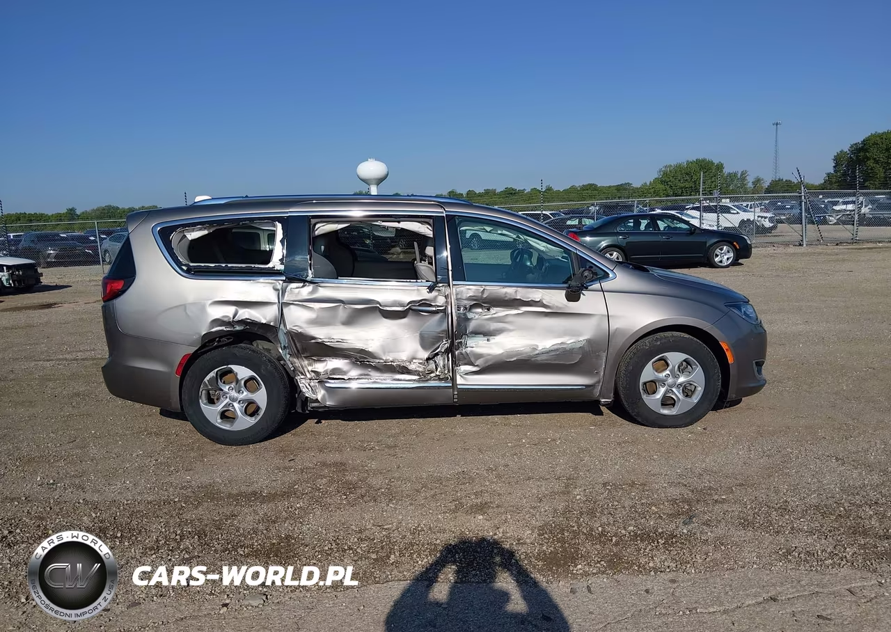 2017 Chrysler Pacifica Touring-L Plus VIN:2C4RC1EG0HR804312 - 13