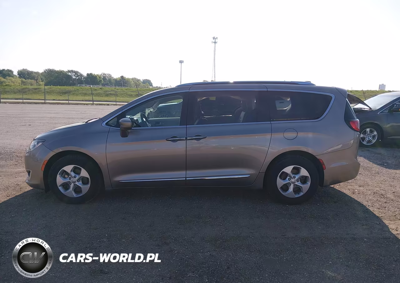 2017 Chrysler Pacifica Touring-L Plus VIN:2C4RC1EG0HR804312 - 14