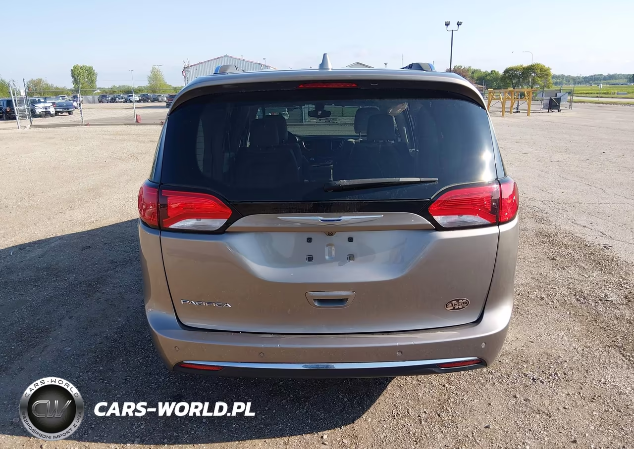2017 Chrysler Pacifica Touring-L Plus VIN:2C4RC1EG0HR804312 - 16