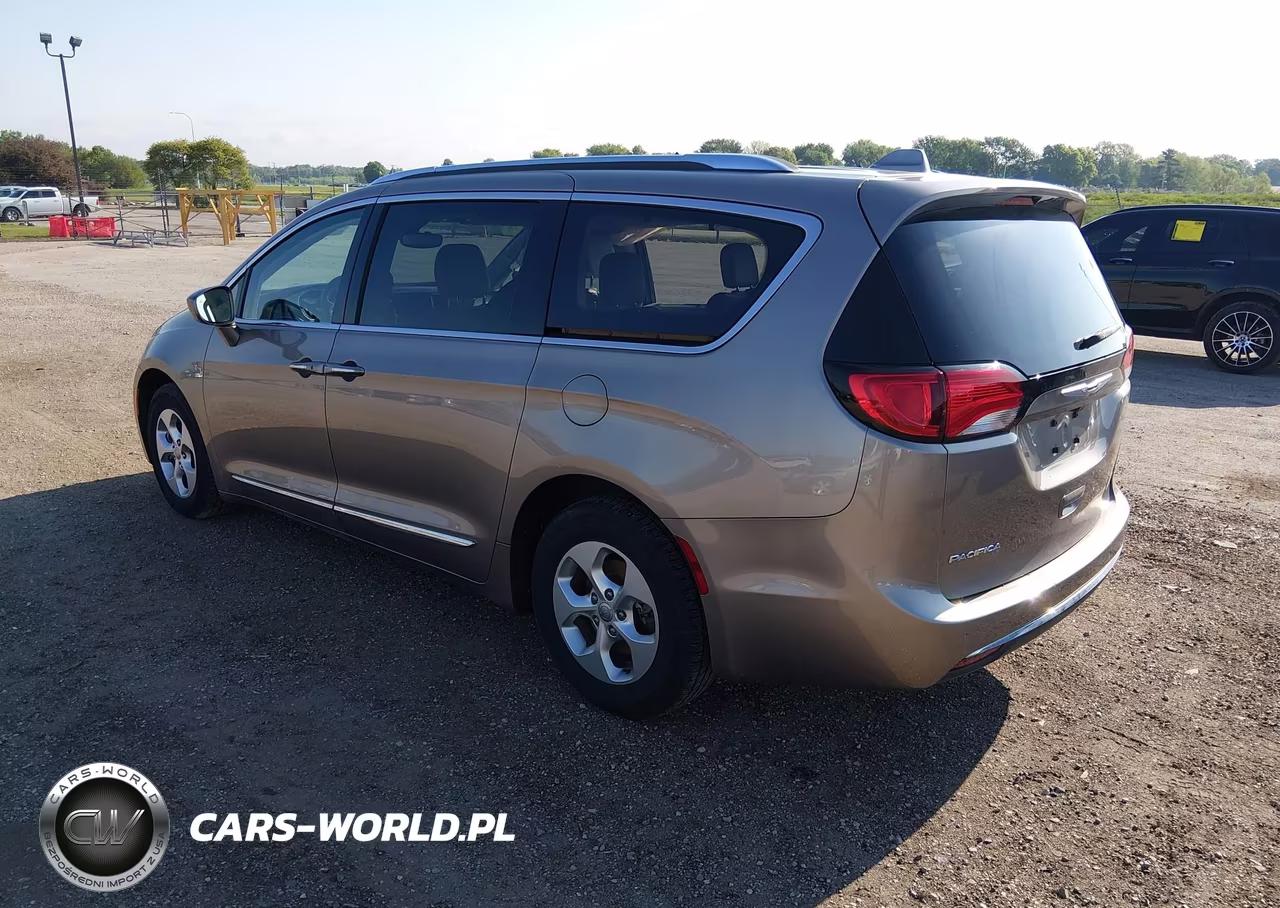 2017 Chrysler Pacifica Touring-L Plus VIN:2C4RC1EG0HR804312 - 3