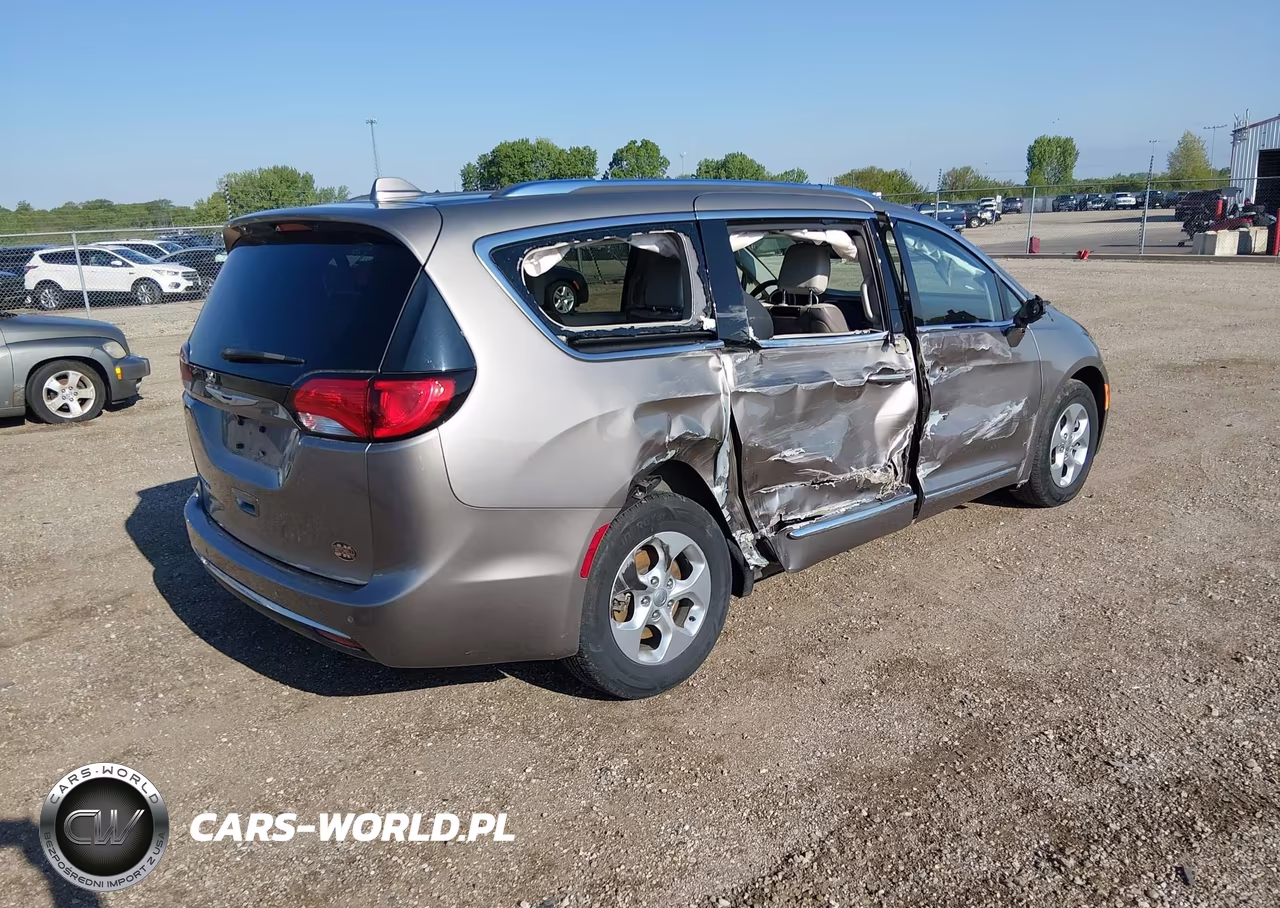 2017 Chrysler Pacifica Touring-L Plus VIN:2C4RC1EG0HR804312 - 4