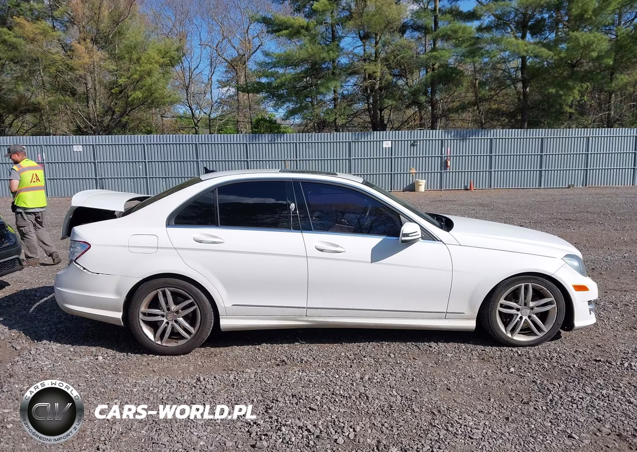2013 Mercedes-Benz C 300 Sport 4Matic VIN:WDDGF8AB7DR247616 - 13