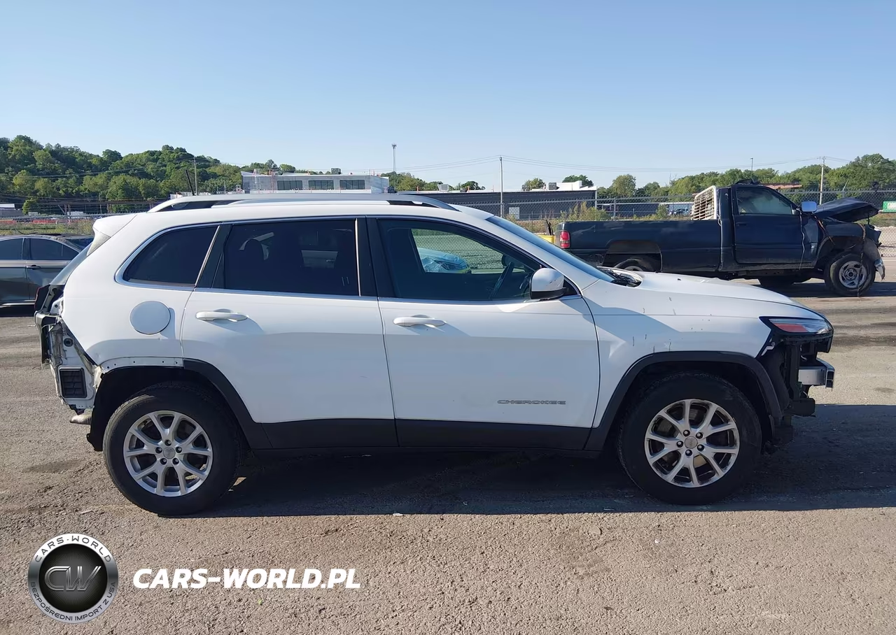 2017 Jeep Cherokee Latitude 4X4 VIN:1C4PJMCS2HW510780 - 13