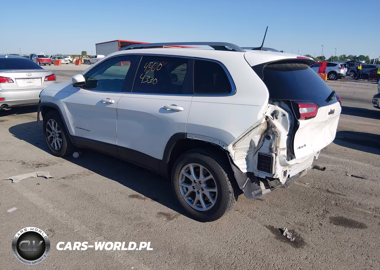 2017 Jeep Cherokee Latitude 4X4 VIN:1C4PJMCS2HW510780 - 3