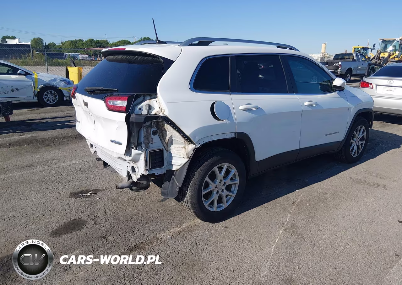 2017 Jeep Cherokee Latitude 4X4 VIN:1C4PJMCS2HW510780 - 4