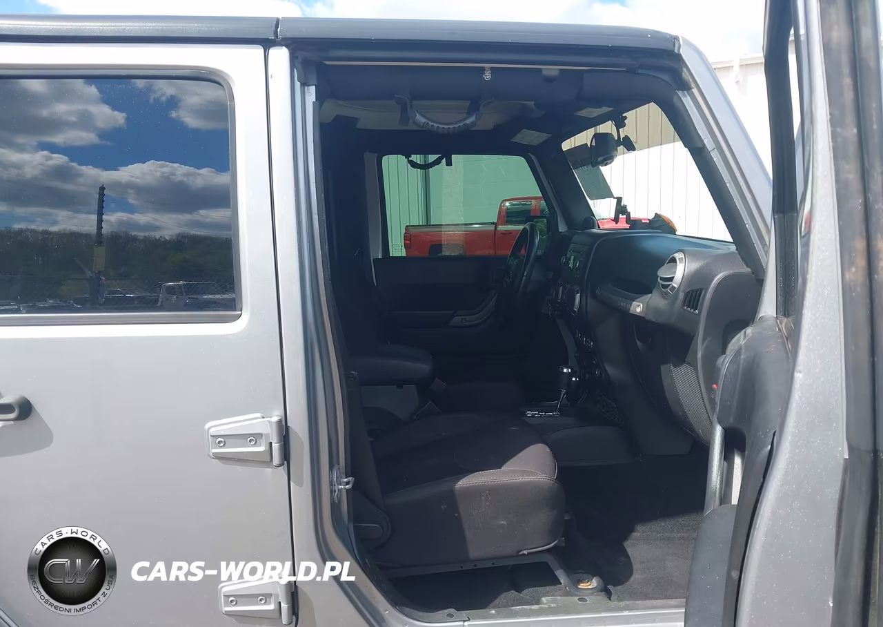 2014 Jeep Wrangler Unlimited Sport VIN:1C4BJWDG8EL155627 - 5