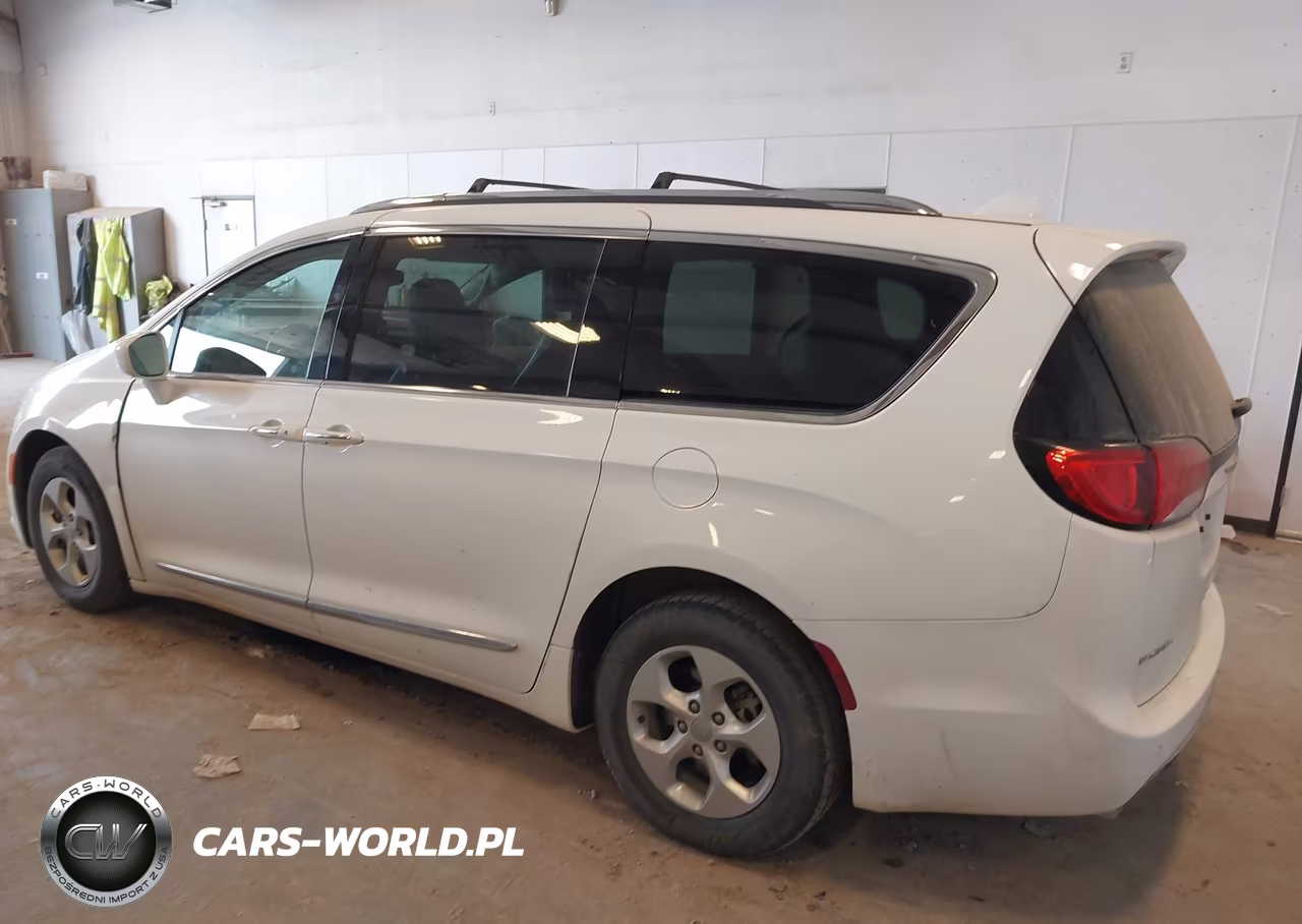 2017 Chrysler Pacifica Touring-L Plus VIN:2C4RC1EG6HR677016 - 3