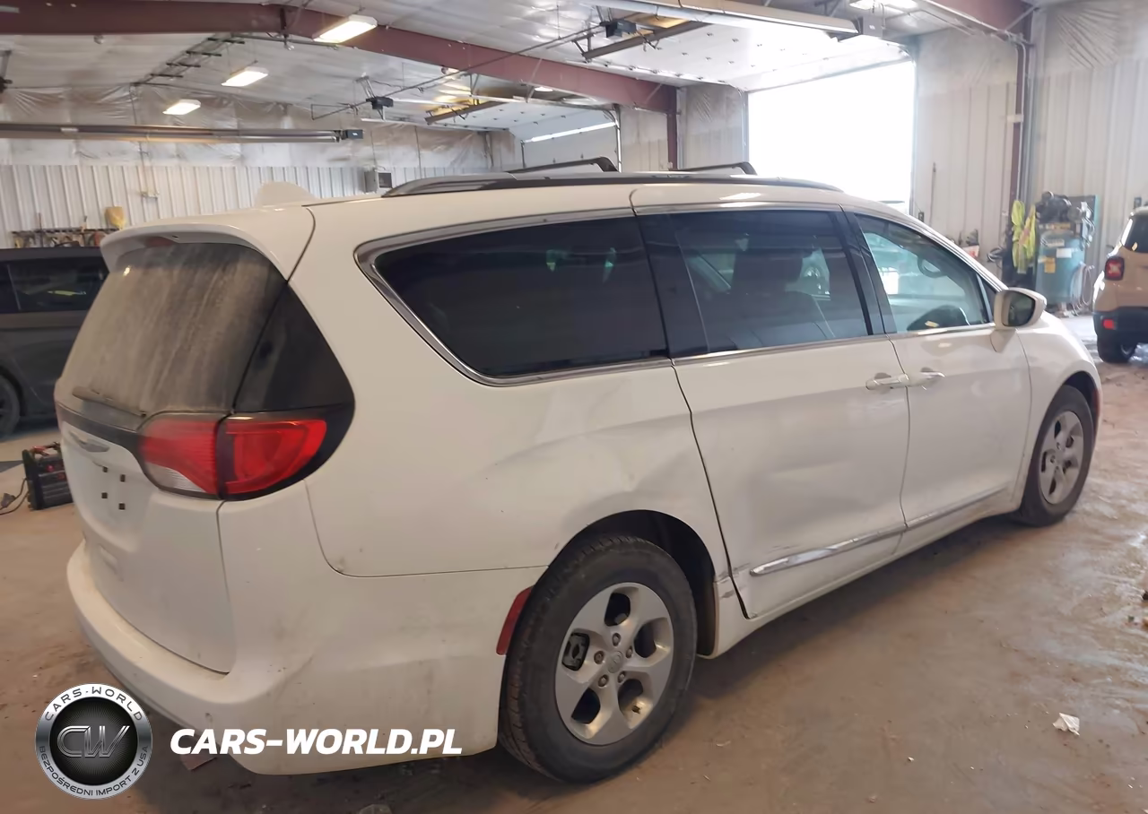 2017 Chrysler Pacifica Touring-L Plus VIN:2C4RC1EG6HR677016 - 4