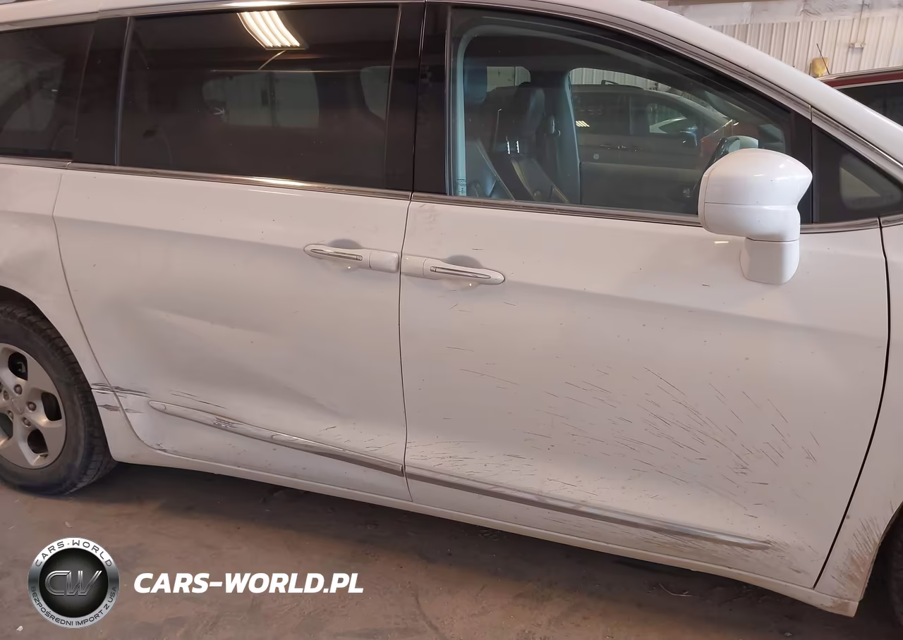 2017 Chrysler Pacifica Touring-L Plus VIN:2C4RC1EG6HR677016 - 6