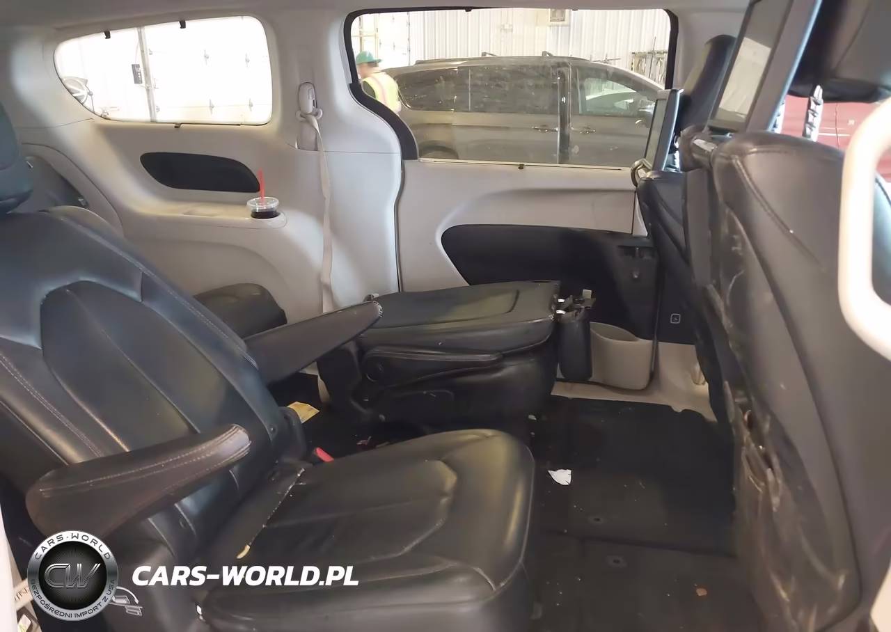 2017 Chrysler Pacifica Touring-L Plus VIN:2C4RC1EG6HR677016 - 8