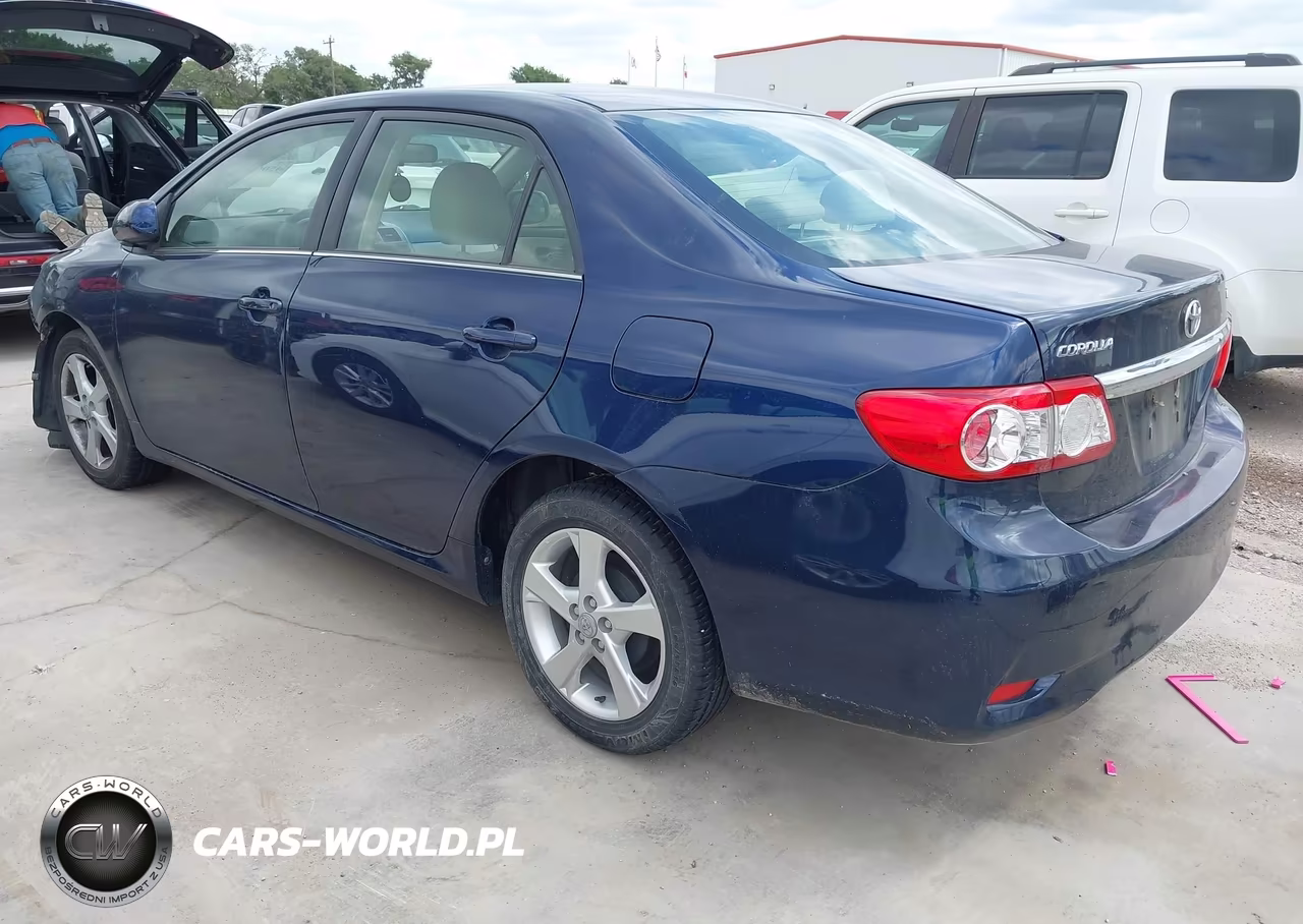 2013 Toyota Corolla Le VIN:JTDBU4EE7DJ118605 - 3