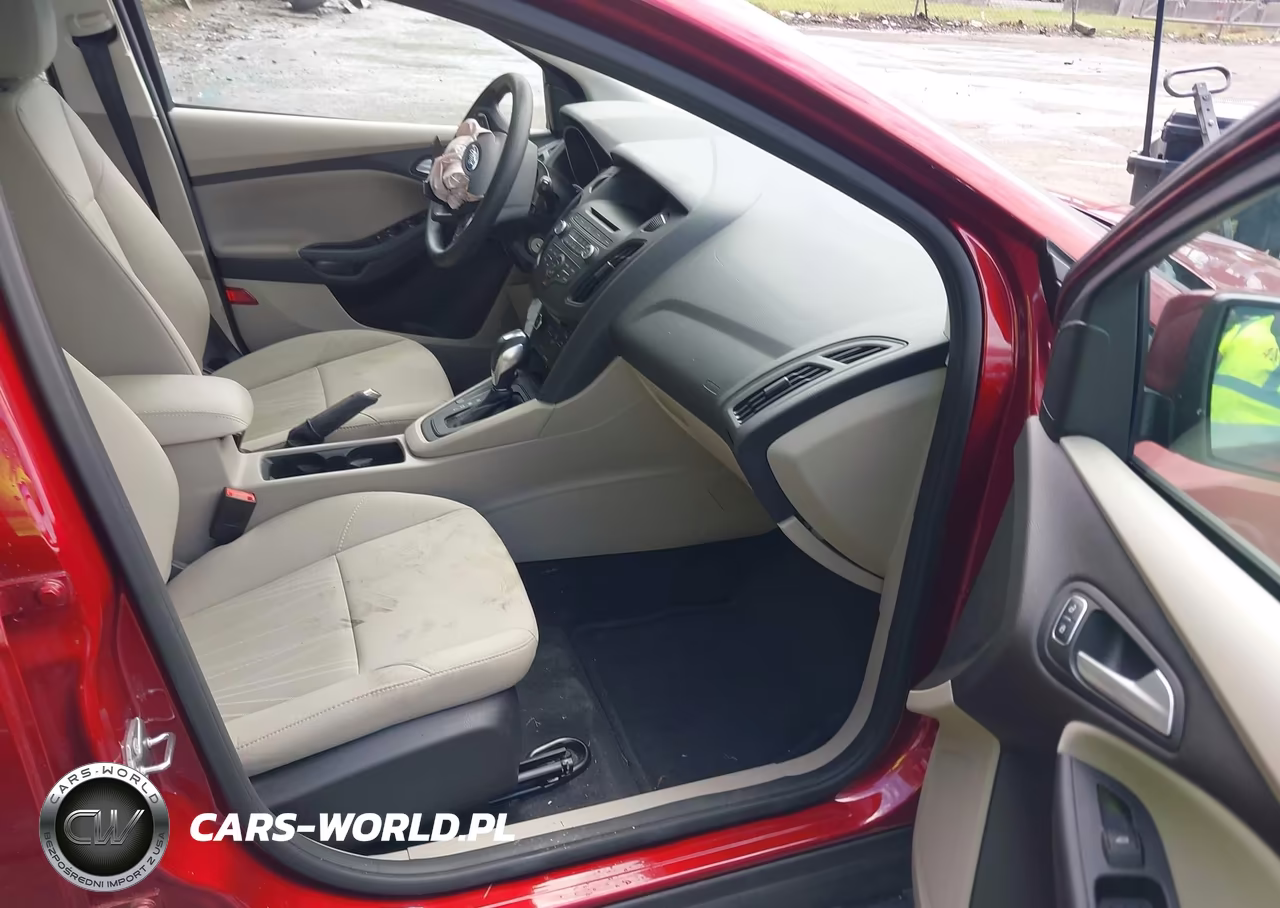 2016 Ford Focus Se VIN:1FADP3K29GL327900 - 5