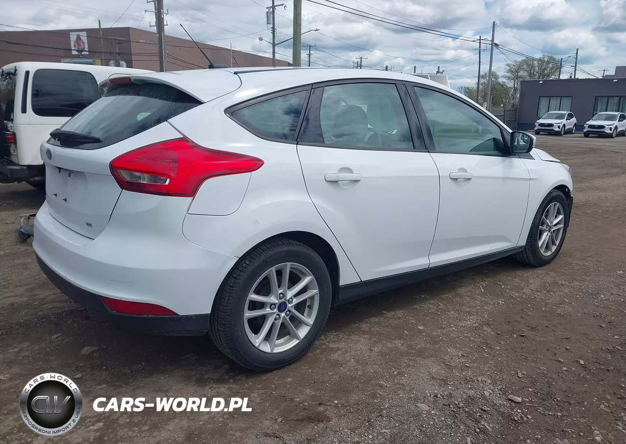 2017 Ford Focus Se VIN:1FADP3K23HL340658 - 4