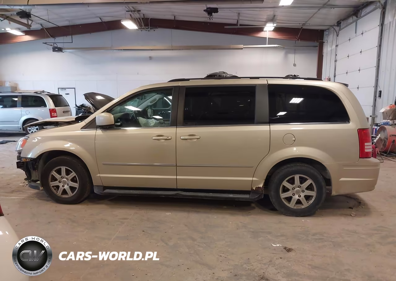 2010 Chrysler Town & Country Touring Plus VIN:2A4RR8D14AR357536 - 14