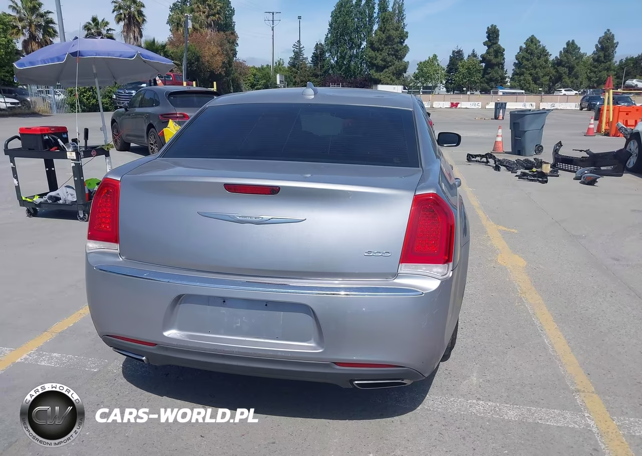 2015 Chrysler 300 Limited VIN:2C3CCAAG2FH838061 - 16
