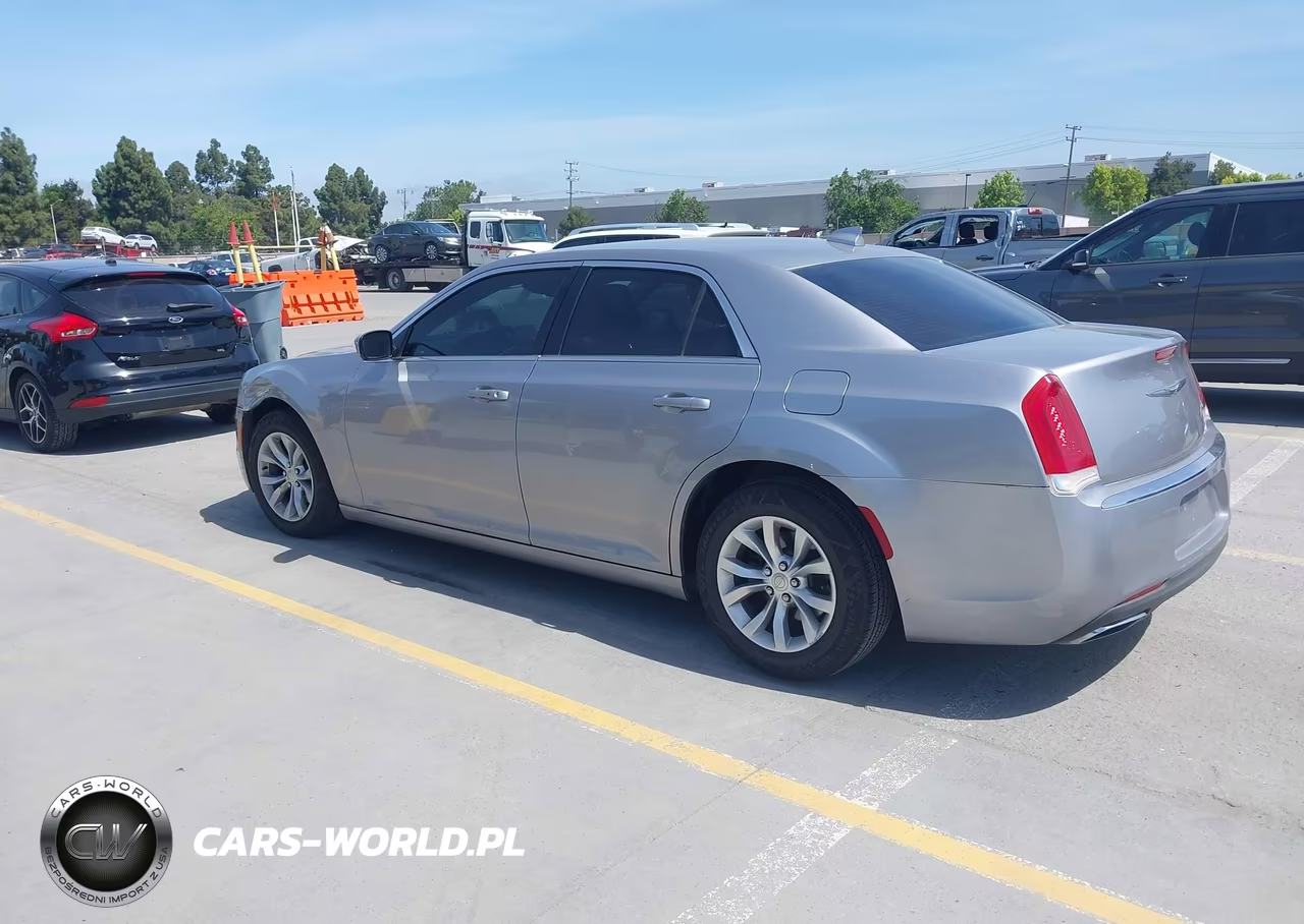 2015 Chrysler 300 Limited VIN:2C3CCAAG2FH838061 - 3
