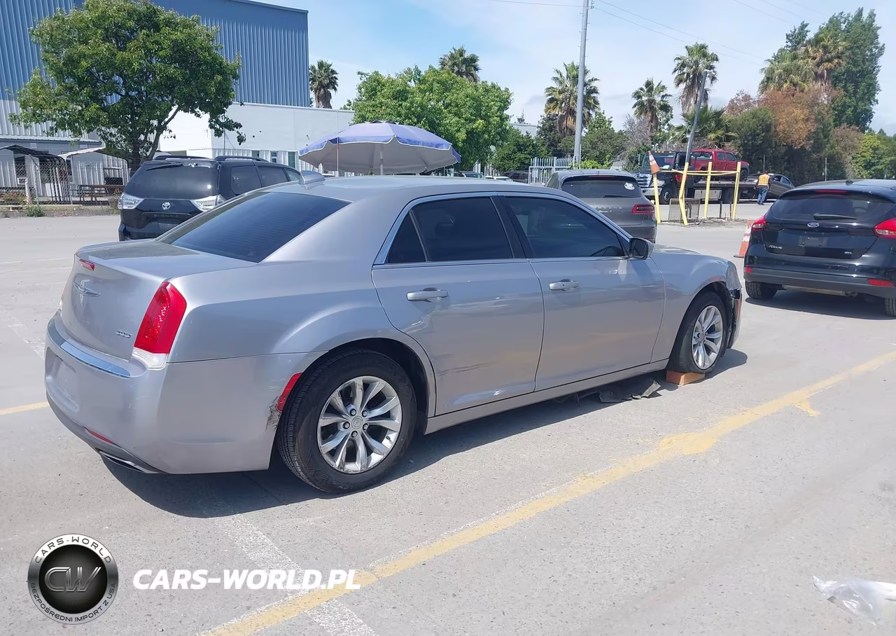2015 Chrysler 300 Limited VIN:2C3CCAAG2FH838061 - 4