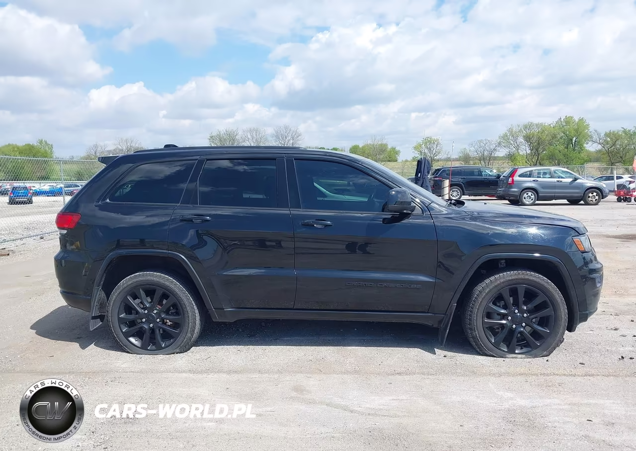 2018 Jeep Grand Cherokee Altitude 4X4 VIN:1C4RJFAG7JC203079 - 13