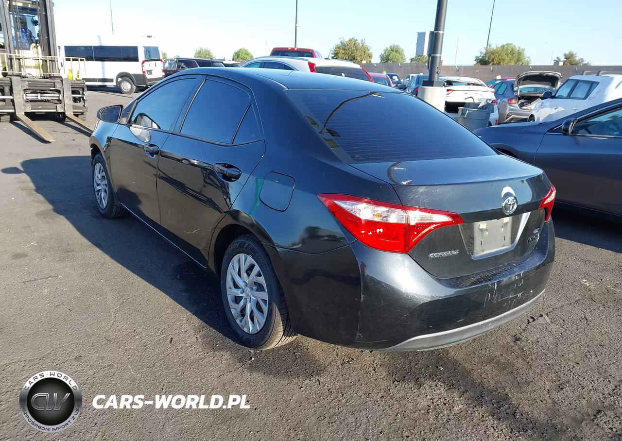 2018 Toyota Corolla Le VIN:5YFBURHE0JP764228 - 3