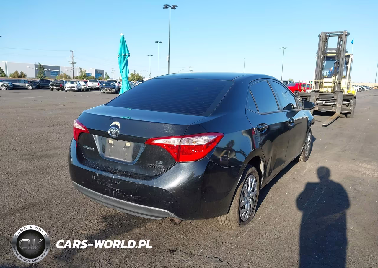 2018 Toyota Corolla Le VIN:5YFBURHE0JP764228 - 4