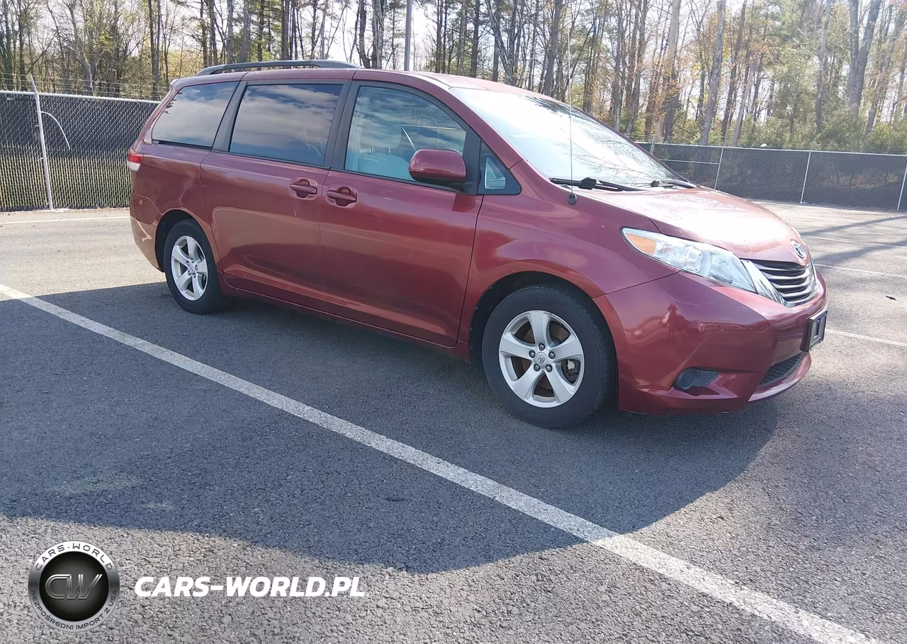 2012 Toyota Sienna Le V6 8 Passenger