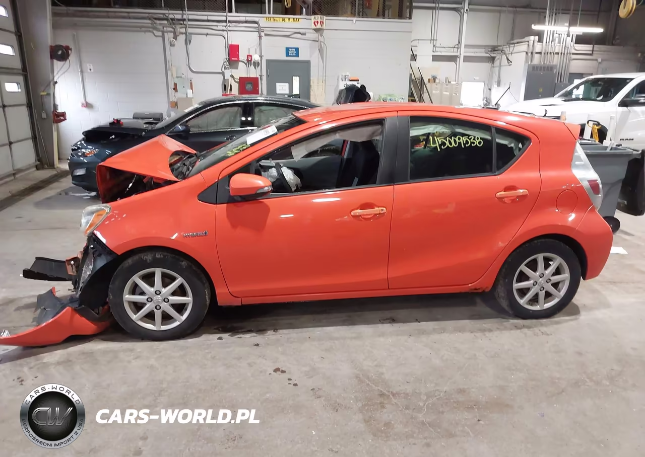 2013 Toyota Prius C Three VIN:JTDKDTB34D1033847 - 15