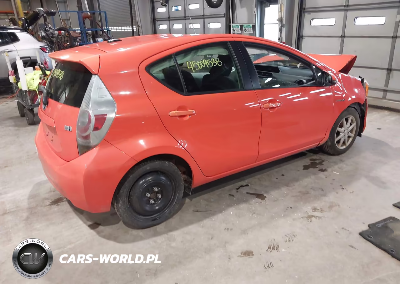 2013 Toyota Prius C Three VIN:JTDKDTB34D1033847 - 4