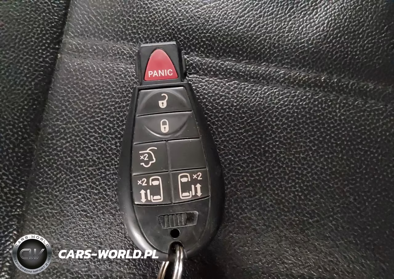 2015 Chrysler Town & Country Touring VIN:2C4RC1BG2FR560549 - 11