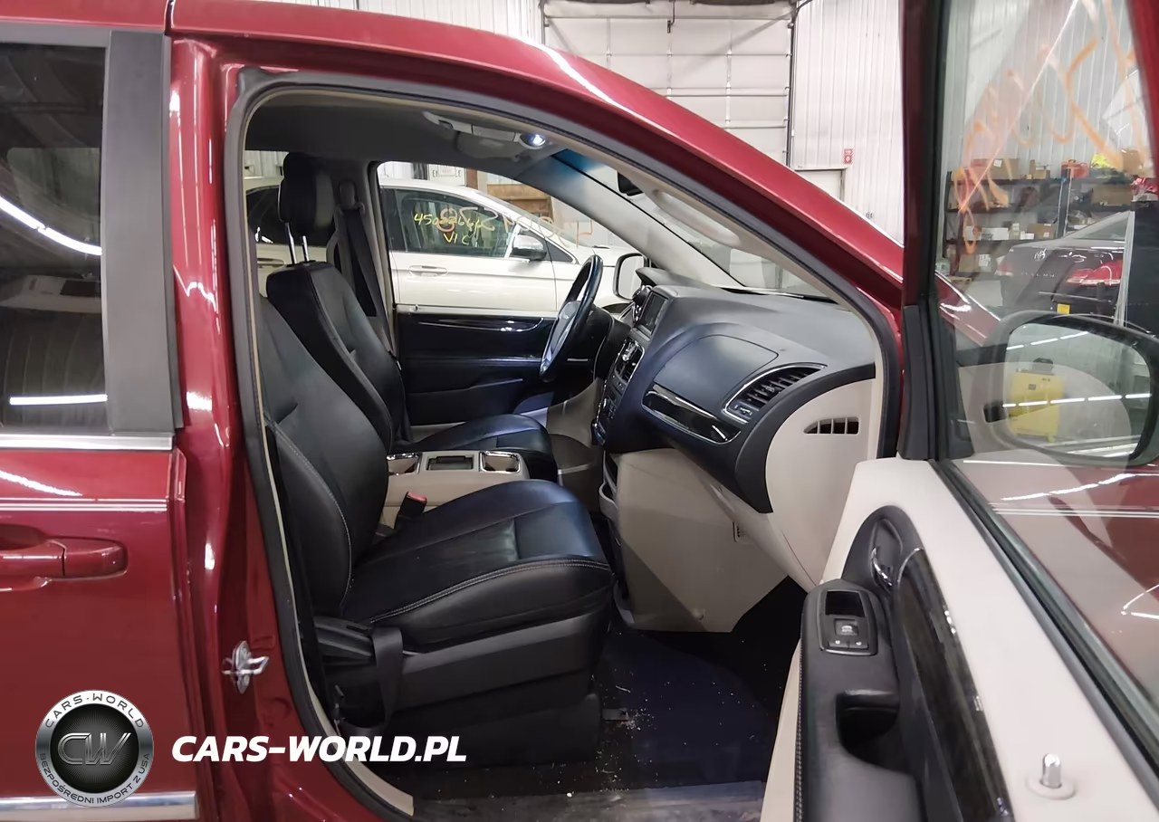 2015 Chrysler Town & Country Touring VIN:2C4RC1BG2FR560549 - 5