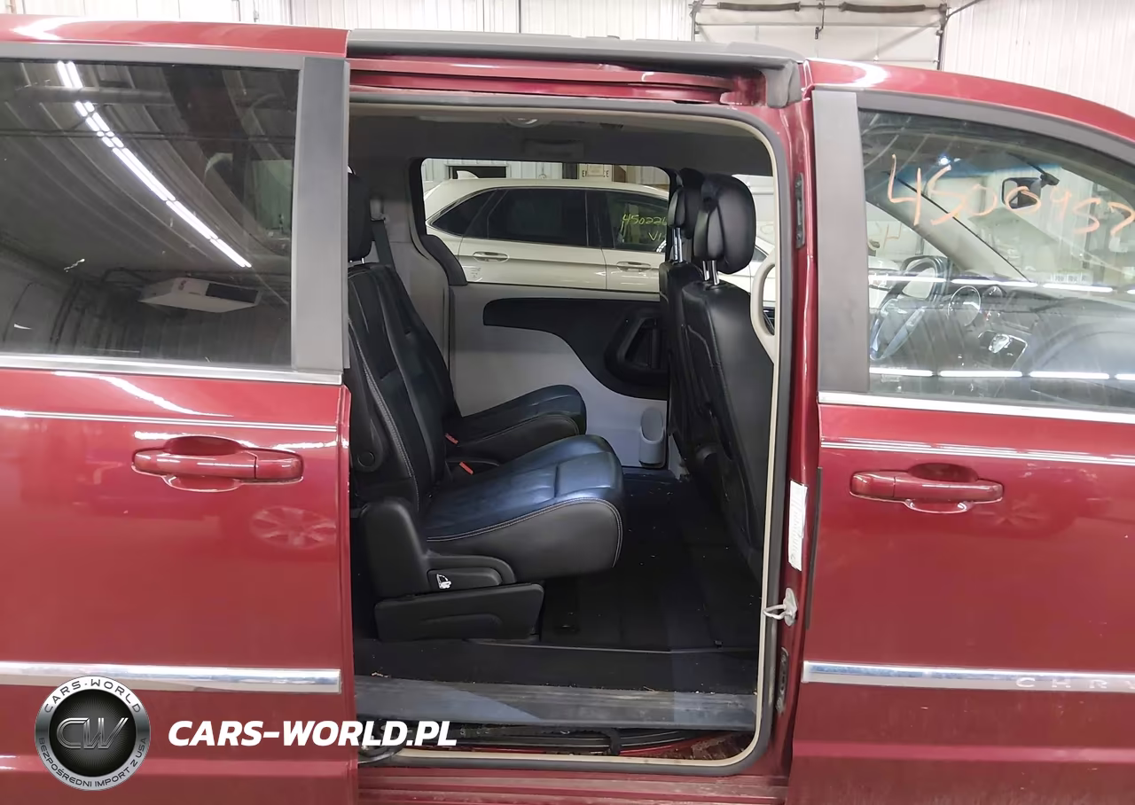 2015 Chrysler Town & Country Touring VIN:2C4RC1BG2FR560549 - 8